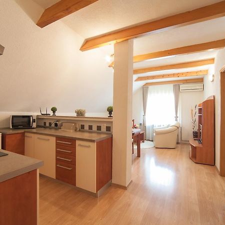 Apartmant & Room Bruna Drežnik Grad Eksteriør billede