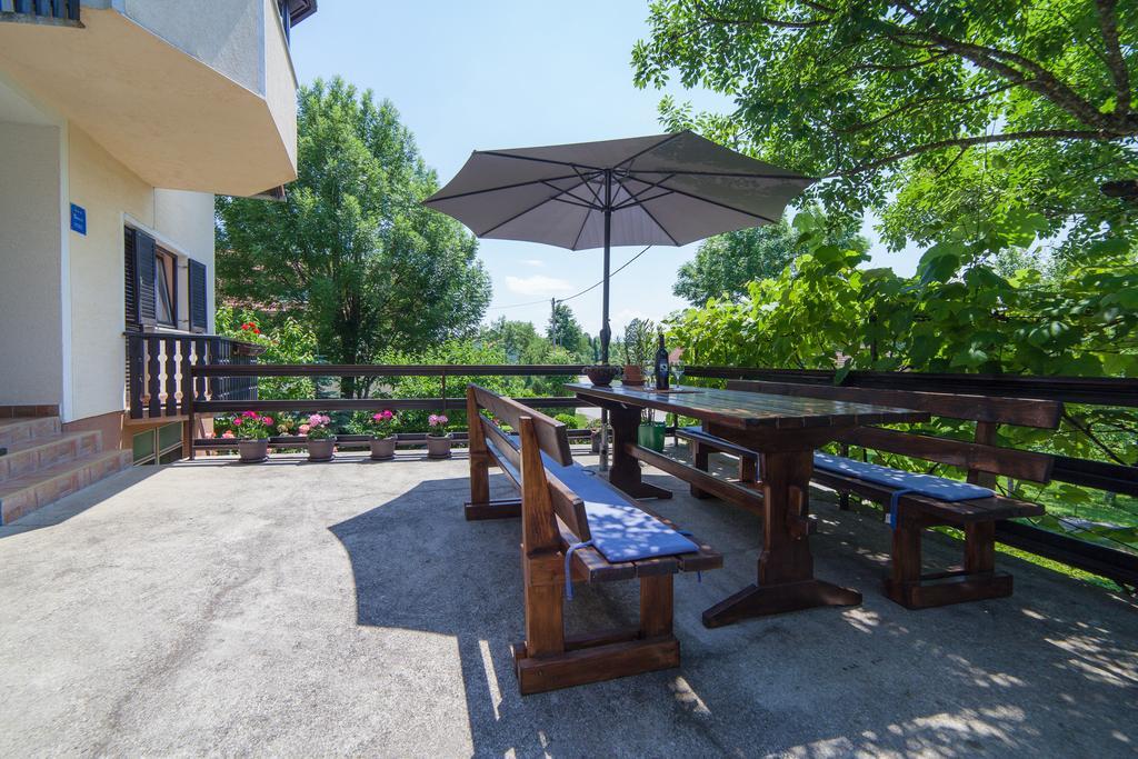 Apartmant & Room Bruna Drežnik Grad Eksteriør billede