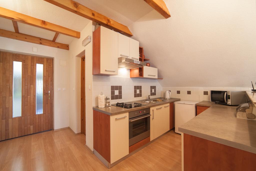 Apartmant & Room Bruna Drežnik Grad Eksteriør billede