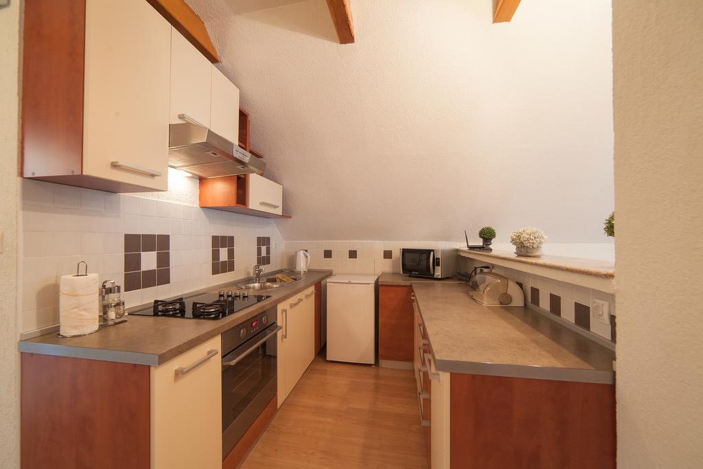 Apartmant & Room Bruna Drežnik Grad Eksteriør billede