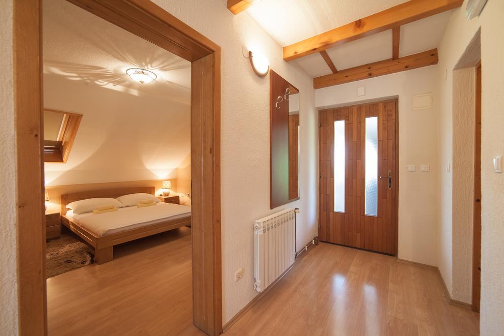 Apartmant & Room Bruna Drežnik Grad Eksteriør billede