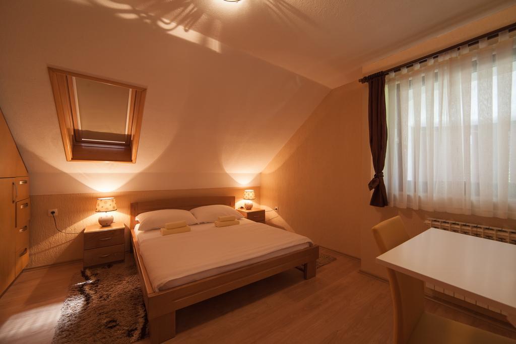 Apartmant & Room Bruna Drežnik Grad Eksteriør billede