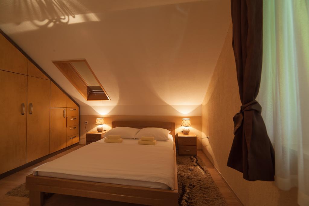 Apartmant & Room Bruna Drežnik Grad Eksteriør billede