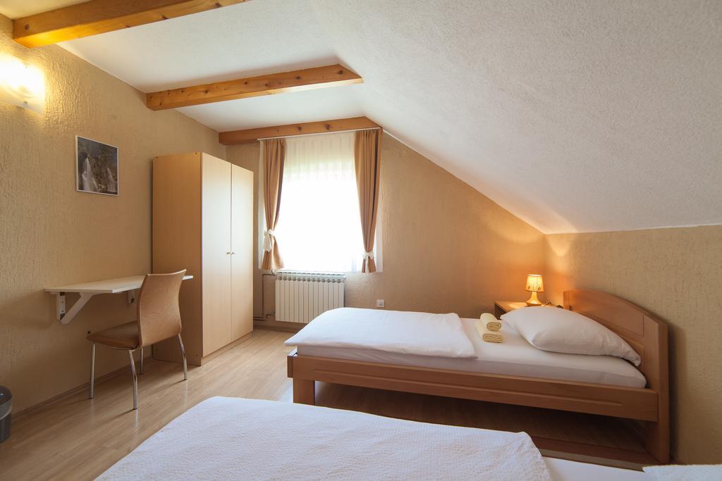 Apartmant & Room Bruna Drežnik Grad Eksteriør billede