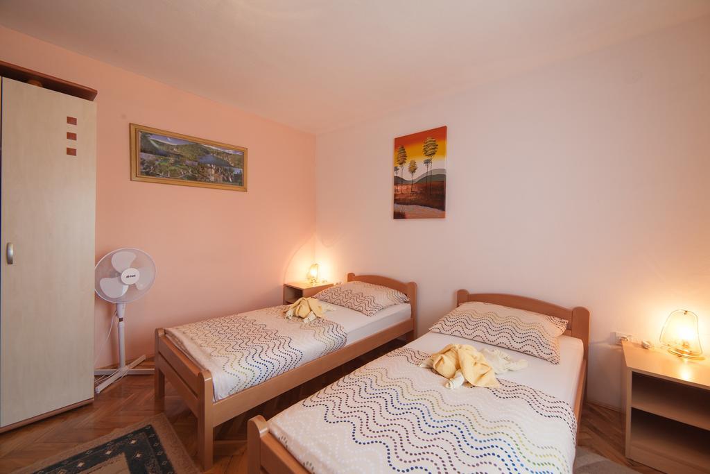 Apartmant & Room Bruna Drežnik Grad Eksteriør billede
