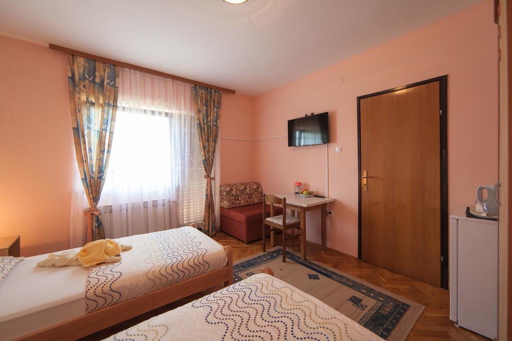 Apartmant & Room Bruna Drežnik Grad Eksteriør billede